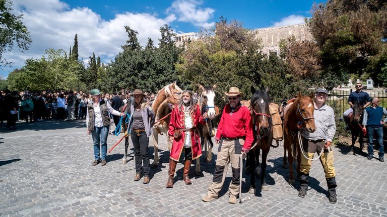 David Wewetzer, Tina Boche, Peter van der Gugten und Zsolt Szabo mit ihren Pferden auf der Dionysiou Areopagitou in Athen. David Wewetzer, Tina Boche, Peter van der Gugten und Zsolt Szabo mit ihren Pferden auf der Dionysiou Areopagitou in Athen.
