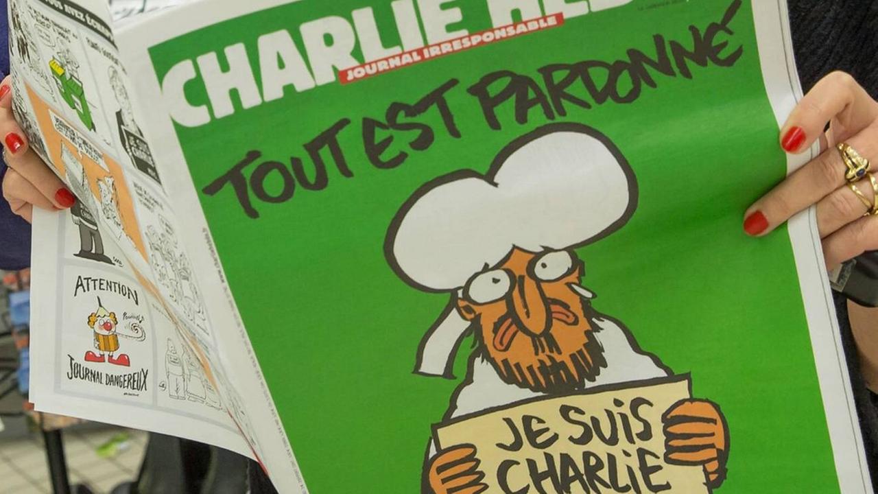 Die erste Ausgabe von "Charlie Hebdo" nach dem Anschlag zeigt eine Karikatur Mohammeds auf dem Titel Die erste Ausgabe von "Charlie Hebdo" nach dem Anschlag zeigt eine Karikatur Mohammeds auf dem Titel