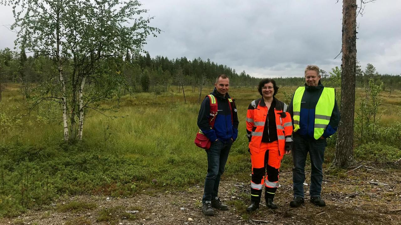 Janne Siikaluoma, Ulla Syrjälä und Jukka Jokela von der Bergbaufirma Angloamerican im Moor.