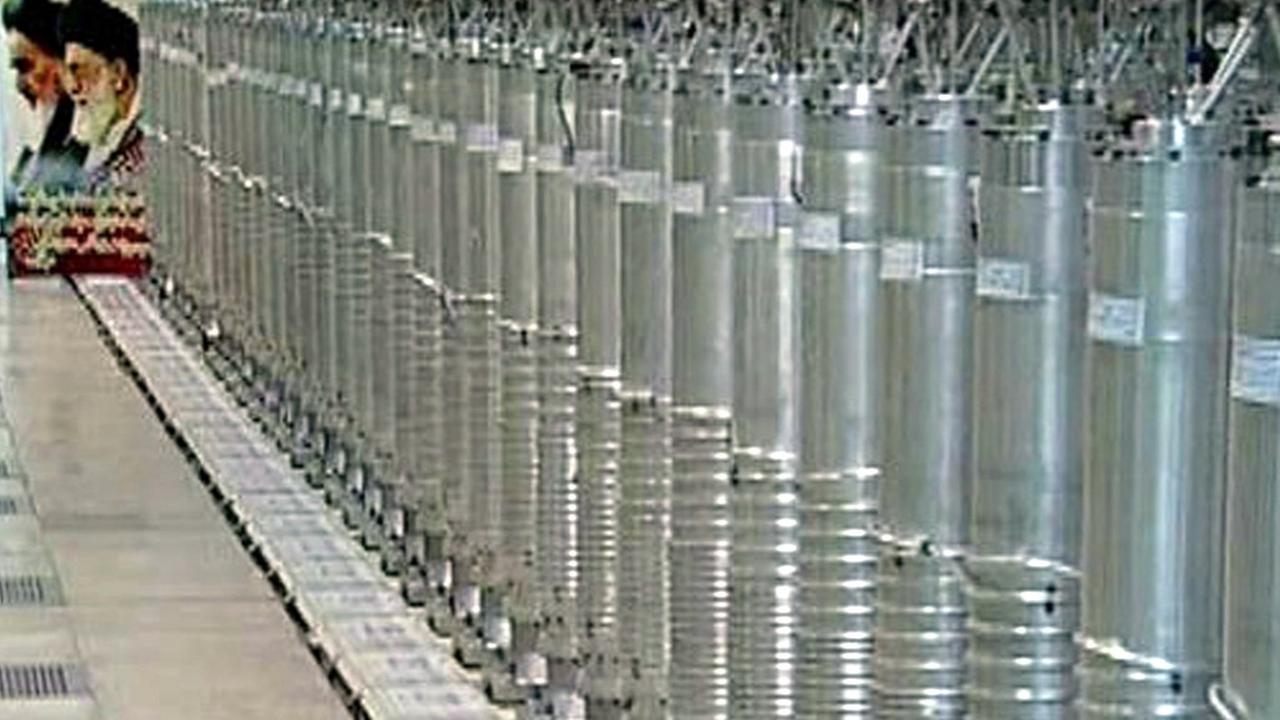 Viele röhrenförmige Geräte aus Metall stehen nebeneinander. Viele röhrenförmige Geräte aus Metall stehen nebeneinander.