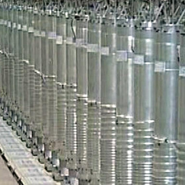 Zentrifugen für die Urananreicherung stehen in der Atomanlage Nathans. Der Iran hat laut der UN-Atombehörde IAEA mittlerweile die zehnfache Menge an angereichertem Uran wie laut Atomabkommen erlaubt.