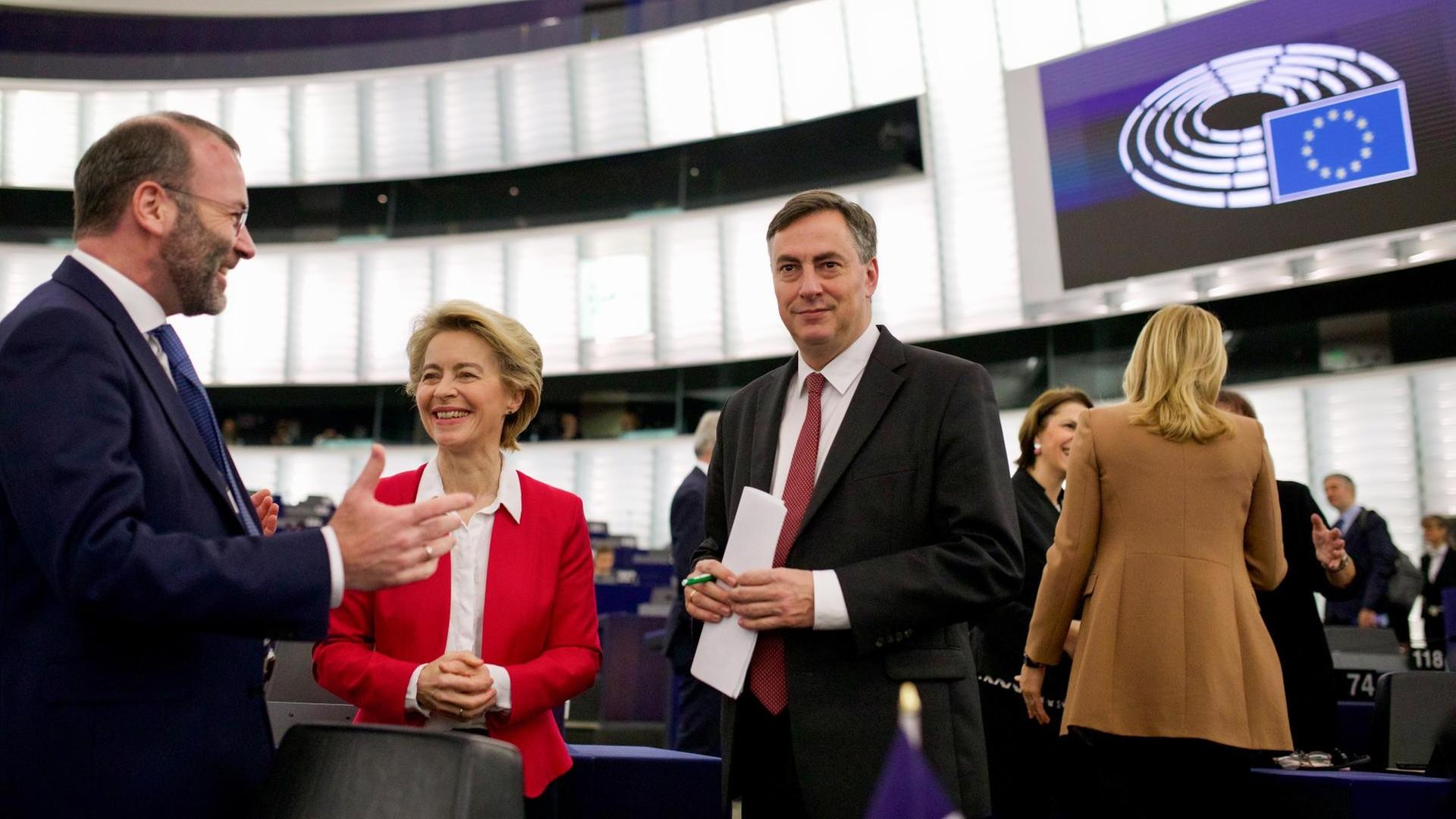 Straßburg: Manfred Weber, Vorsitzender der EVP-Fraktion im Europaparlament, Ursula von der Leyen, Präsidentin der Europäischen Kommission, und David McAllister, Vorsitzender Auswärtiger Ausschuss des Europaparlaments, stehen vor Beginn der Plenarsitzung zusammen.