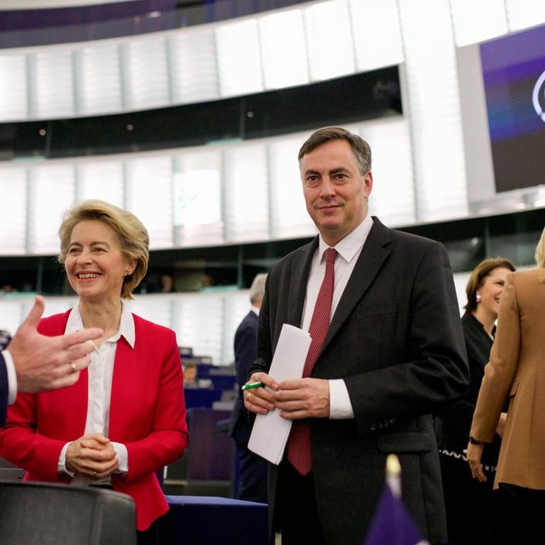 Straßburg: Manfred Weber, Vorsitzender der EVP-Fraktion im Europaparlament, Ursula von der Leyen, Präsidentin der Europäischen Kommission, und David McAllister, Vorsitzender Auswärtiger Ausschuss des Europaparlaments, stehen vor Beginn der Plenarsitzung zusammen. 