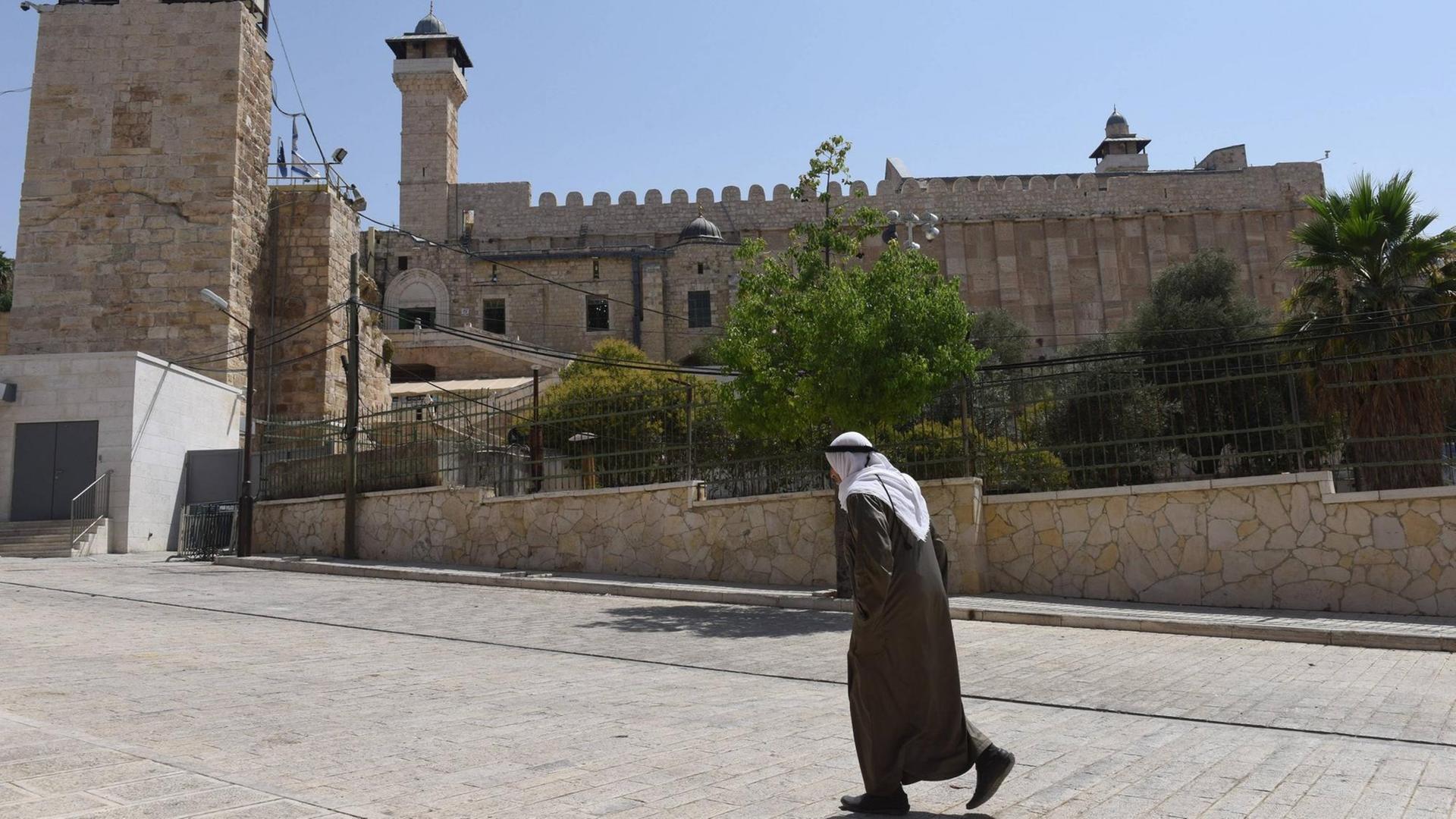 Ein Palälstinenser geht zur Ibrahimi Moschee