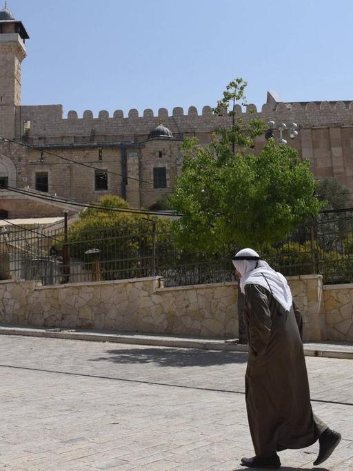 Ein Palälstinenser geht zur Ibrahimi Moschee