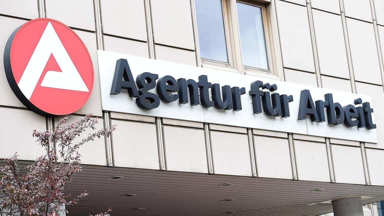 Agentur für Arbeit, aufgenommen am 17.04.2017 in Duisburg. Die Bundesagentur für Arbeit ist die Verwaltungsträgerin der deutschen Arbeitslosenversicherung mit Sitz in Nürnberg.
Agentur für Arbeit, aufgenommen am 17.04.2017 in Duisburg. Die Bundesagentur für Arbeit ist die Verwaltungsträgerin der deutschen Arbeitslosenversicherung mit Sitz in Nürnberg.