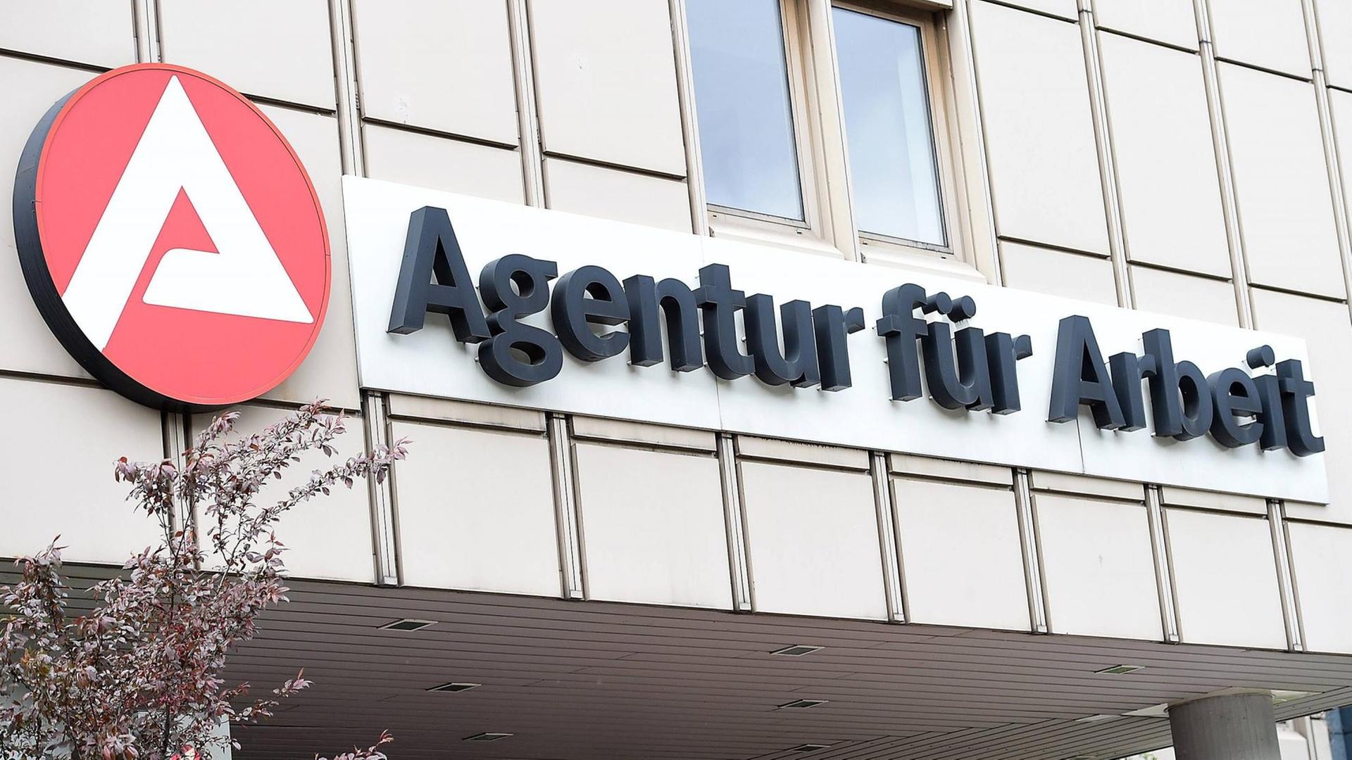 Agentur für Arbeit, aufgenommen am 17.04.2017 in Duisburg. Die Bundesagentur für Arbeit ist die Verwaltungsträgerin der deutschen Arbeitslosenversicherung mit Sitz in Nürnberg. Agentur für Arbeit, aufgenommen am 17.04.2017 in Duisburg. Die Bundesagentur für Arbeit ist die Verwaltungsträgerin der deutschen Arbeitslosenversicherung mit Sitz in Nürnberg.