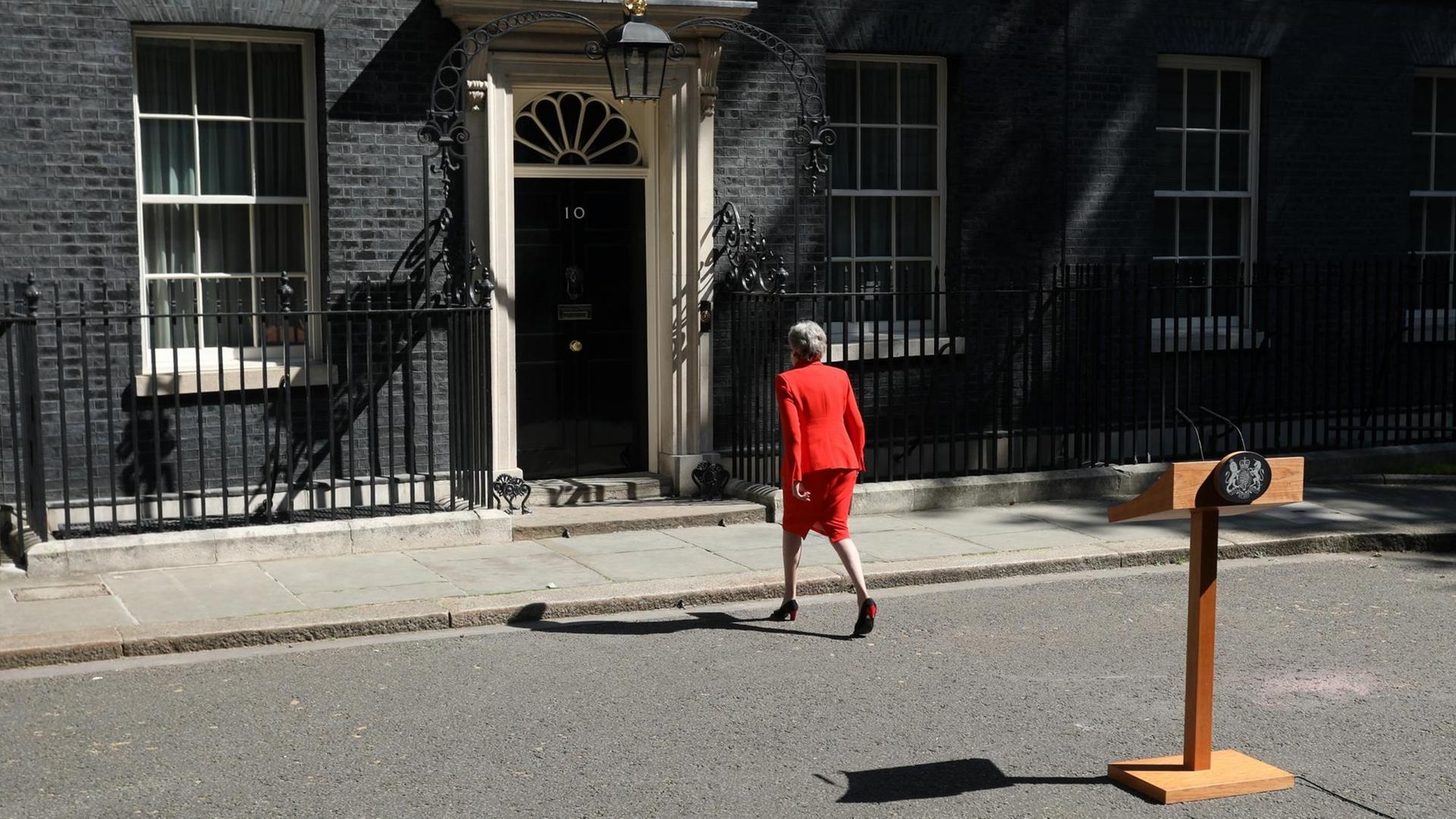 Theresa May geht vom Rednerpult zurück in ihren Amtssitz