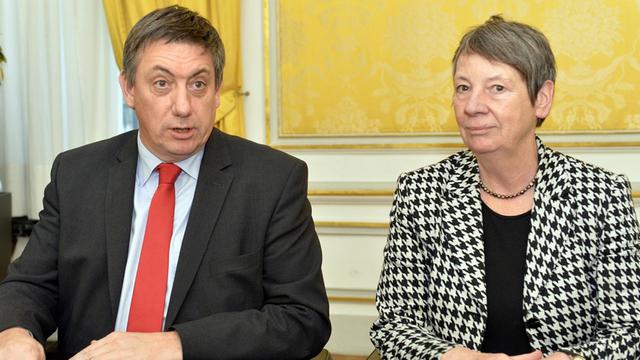 Der belgische Innenminister Jan Jambon und Bundesumweltministerin Barbara Hendricks während eines Treffens über die Lage in den Pannen-Kraftwerken Tihange und Doel.