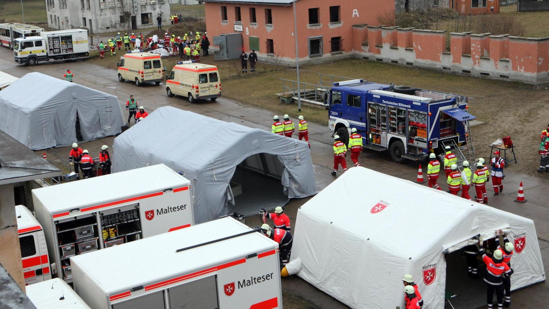 Katastrophenschutz-Übung in Brandenburg mit ASB, DLRG, Maltesern, Rotem Kreuz und THW. Katastrophenschutz-Übung in Brandenburg mit ASB, DLRG, Maltesern, Rotem Kreuz und THW.