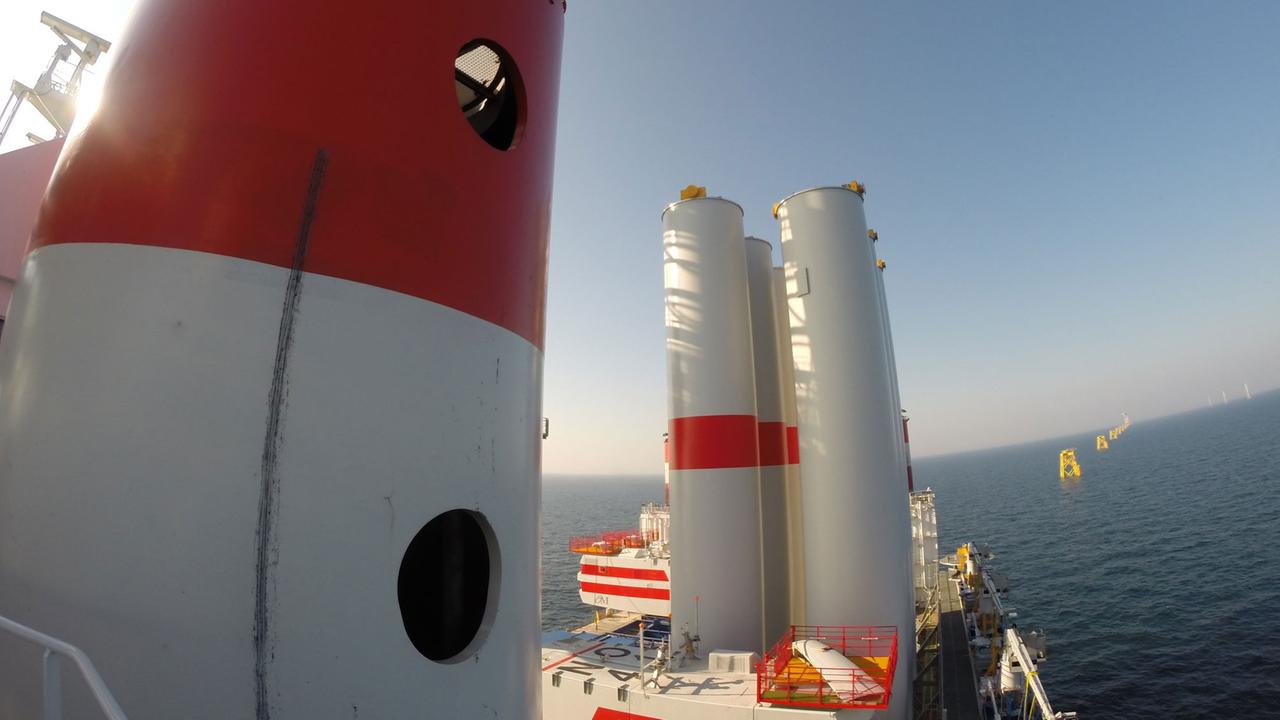 Auf dem Arbeitsdeck des Installationsschiffs "Victoria Mathias" stehen die Turmsegmente für Offshore-Windkraftanlagen. Auf dem Arbeitsdeck des Installationsschiffs "Victoria Mathias" stehen die Turmsegmente für Offshore-Windkraftanlagen.