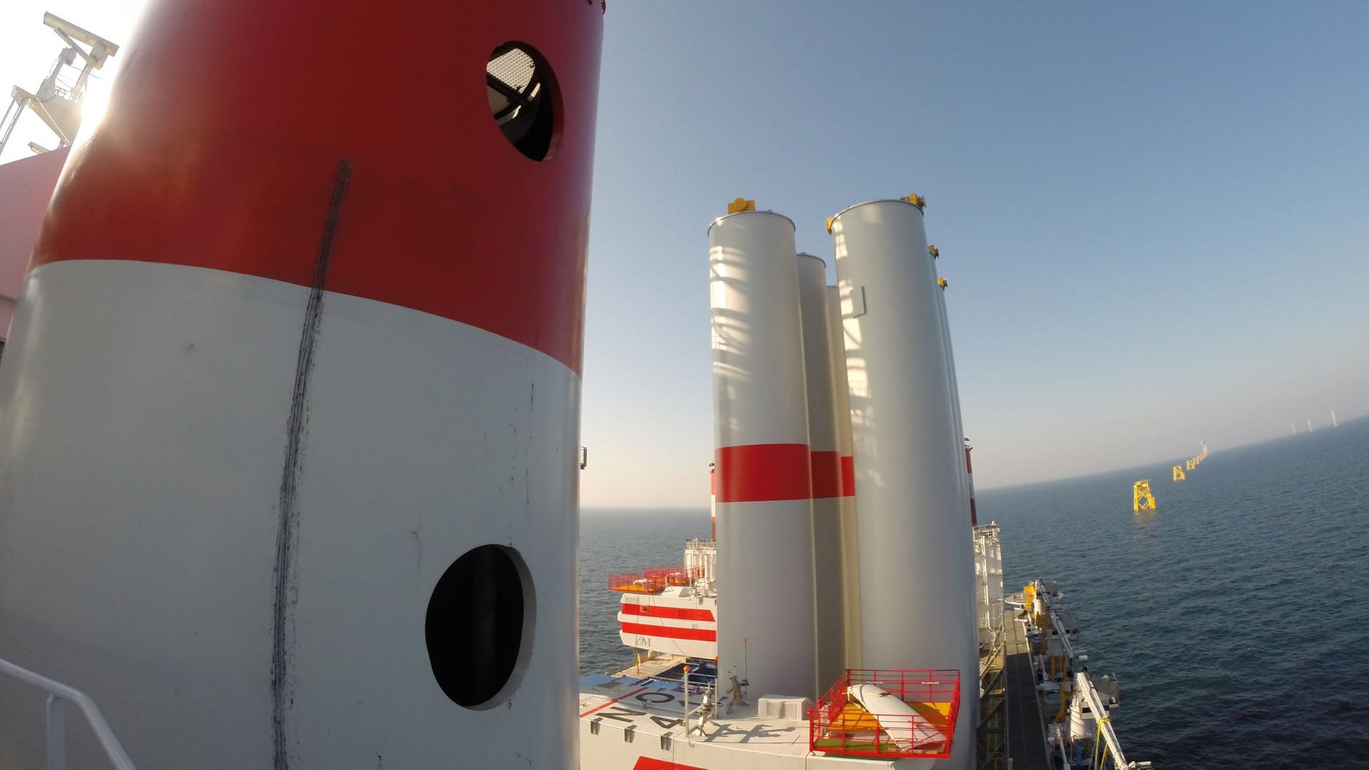 Auf dem Arbeitsdeck des Installationsschiffs "Victoria Mathias" stehen die Turmsegmente für Offshore-Windkraftanlagen. Auf dem Arbeitsdeck des Installationsschiffs "Victoria Mathias" stehen die Turmsegmente für Offshore-Windkraftanlagen.