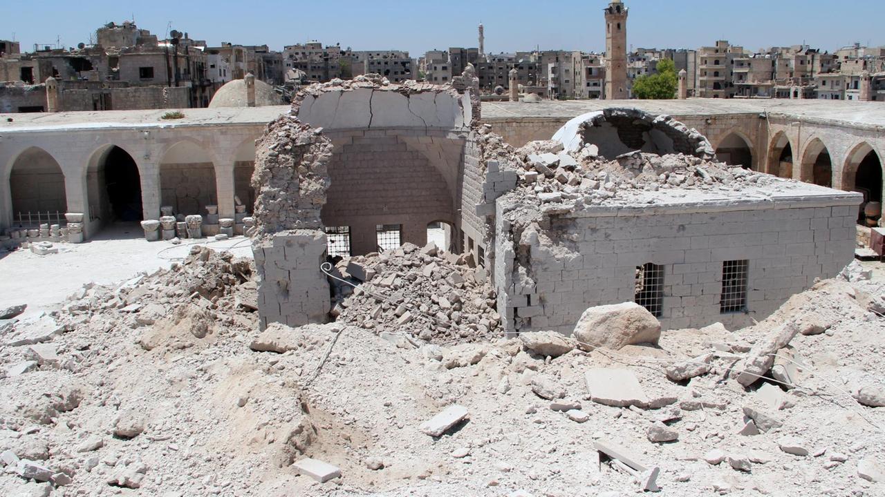 Das städtische Museum in der nordsyrischen Stadt Maaret ist bei einem Angriff der Luftwaffe schwer beschädigt worden Das städtische Museum in der nordsyrischen Stadt Maaret ist bei einem Angriff der Luftwaffe schwer beschädigt worden