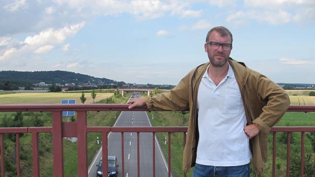 Andreas Maier steht in der Wetterau auf einer Brücke.