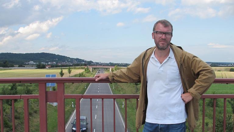 Andreas Maier steht in der Wetterau auf einer Brücke. Andreas Maier steht in der Wetterau auf einer Brücke.