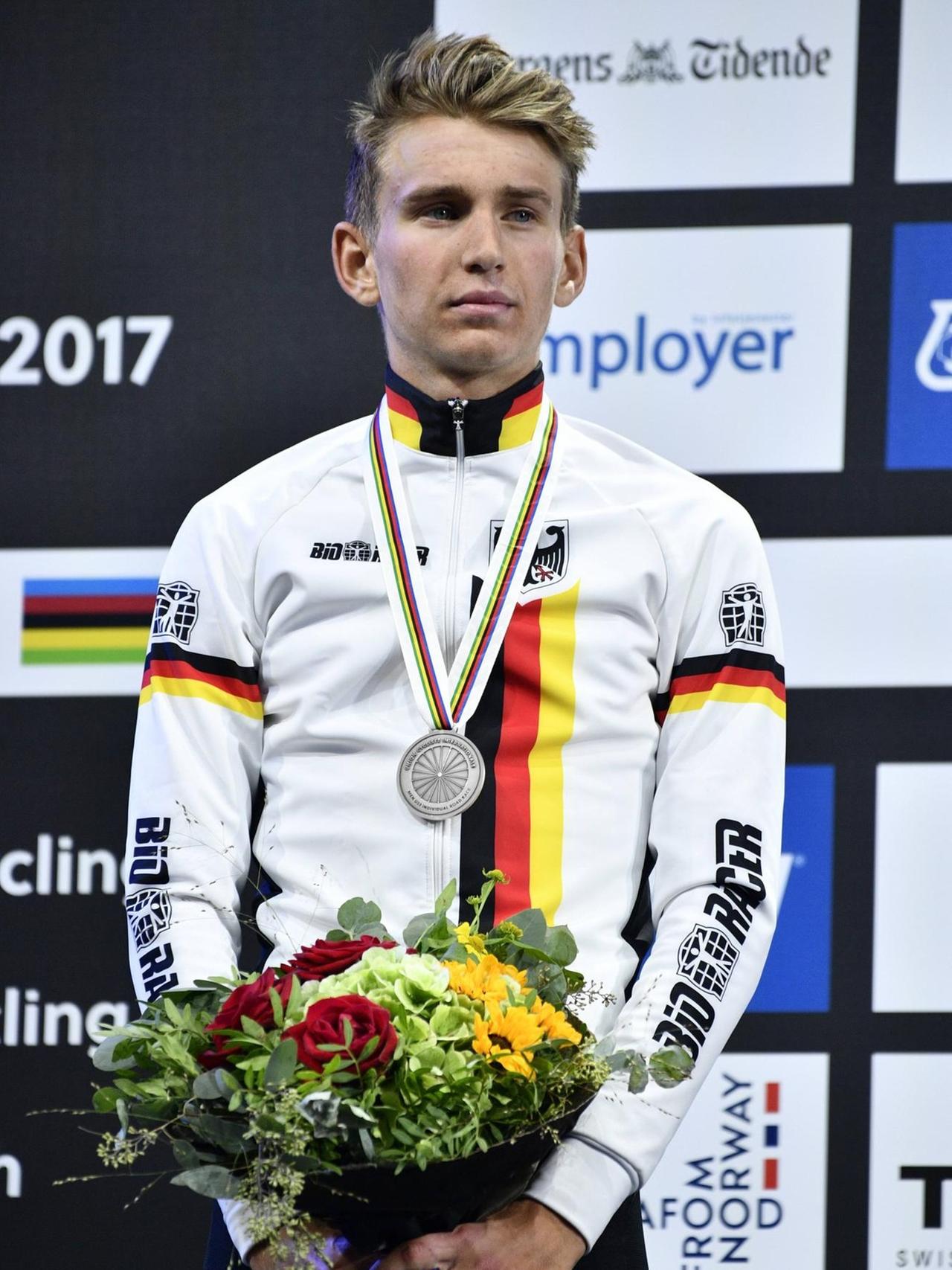 German Lennard Kamna celebrates on the podium with his silver medal after the men s Junior road race at the 2017 UCI Road World Cycling Championships in Bergen, Norway, Saturday 23 September 2017. YORICKxJANSENS PUBLICATIONxINxGERxSUIxAUTxONLY x05170561x German Lennard Kamna celebrates on the podium with his silver medal after the men s Junior road race at the 2017 UCI Road World Cycling Championships in Bergen, Norway, Saturday 23 September 2017. YORICKxJANSENS PUBLICATIONxINxGERxSUIxAUTxONLY x05170561x