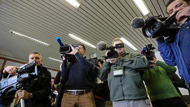Vor der Urteilsverkündung im "Tempelbomber"-Prozess am Landgericht Essen filmen Kamerateams das Geschehen.