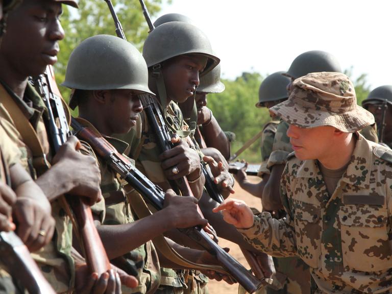 Ein deutscher Soldat der EUTM Mali geht an einer Reihe malischer Pioniere in Koulikoro vorbei