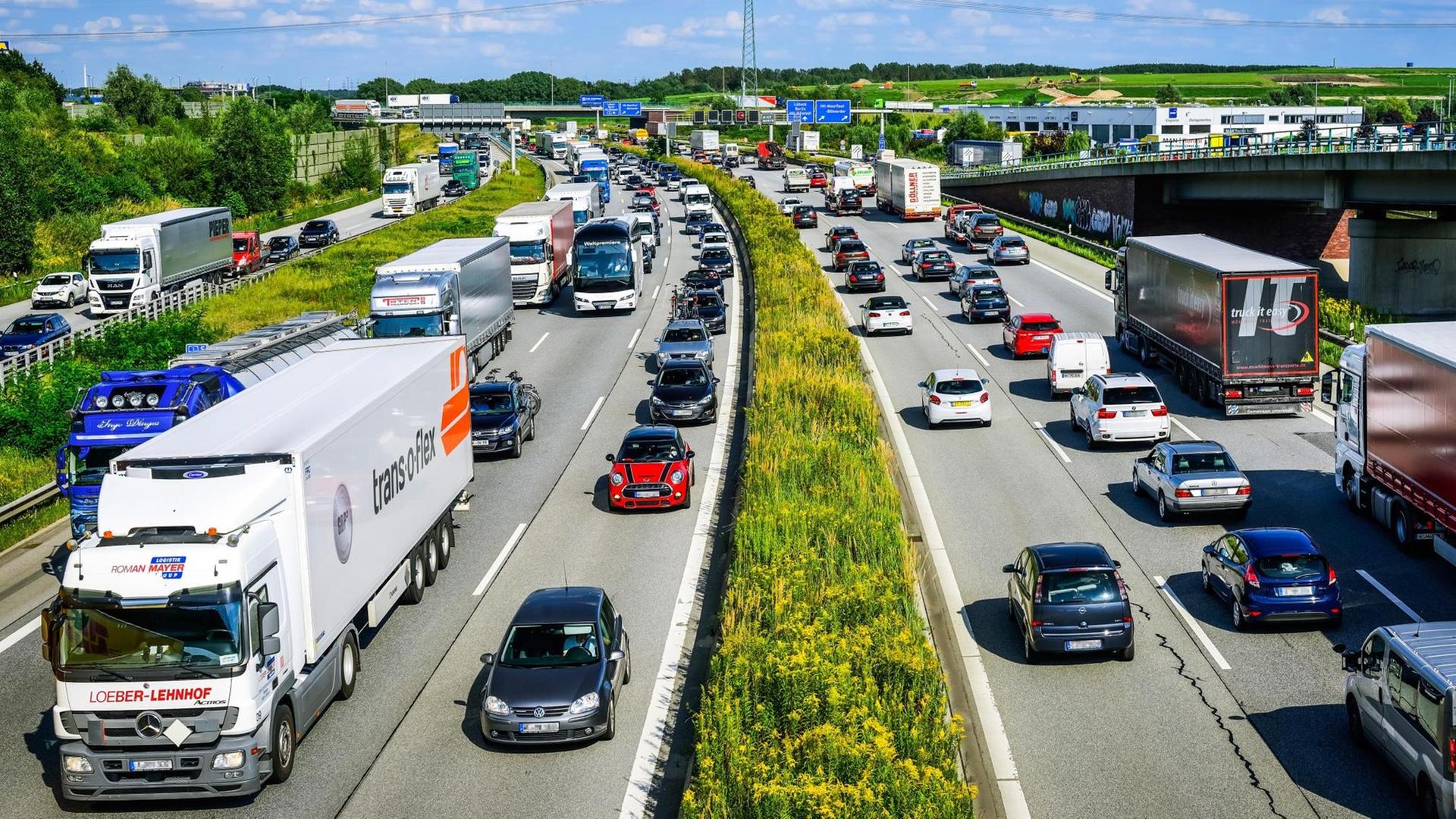 Stau auf der Autobahn A1 in Hamburg Stau auf der Autobahn A1 in Hamburg