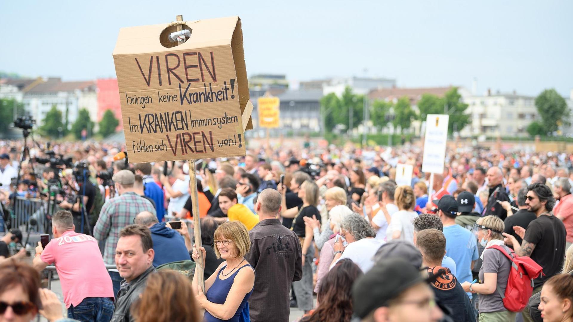 Baden-Württemberg, Stuttgart: Eine Frau hält während einer Protestkundgebung der Initiative «Querdenken 711» ein Schild mit der Aufschrift «Viren bringen keine Krankheit! Im kranken Immunsystem fühlen sich Viren wohl!» hoch. In der Landeshauptstadt demonstrierten Menschen gegen die Corona-Beschränkungen und für Grundrechte wie Versammlungsfreiheit und Glaubensfreiheit. Bundesweit finden ähnliche Demos statt. Kritiker befürchten eine Vereinnahmung der Proteste durch Verschwörungstheoretiker und Rechtspopulisten. Baden-Württemberg, Stuttgart: Eine Frau hält während einer Protestkundgebung der Initiative «Querdenken 711» ein Schild mit der Aufschrift «Viren bringen keine Krankheit! Im kranken Immunsystem fühlen sich Viren wohl!» hoch. In der Landeshauptstadt demonstrierten Menschen gegen die Corona-Beschränkungen und für Grundrechte wie Versammlungsfreiheit und Glaubensfreiheit. Bundesweit finden ähnliche Demos statt. Kritiker befürchten eine Vereinnahmung der Proteste durch Verschwörungstheoretiker und Rechtspopulisten.