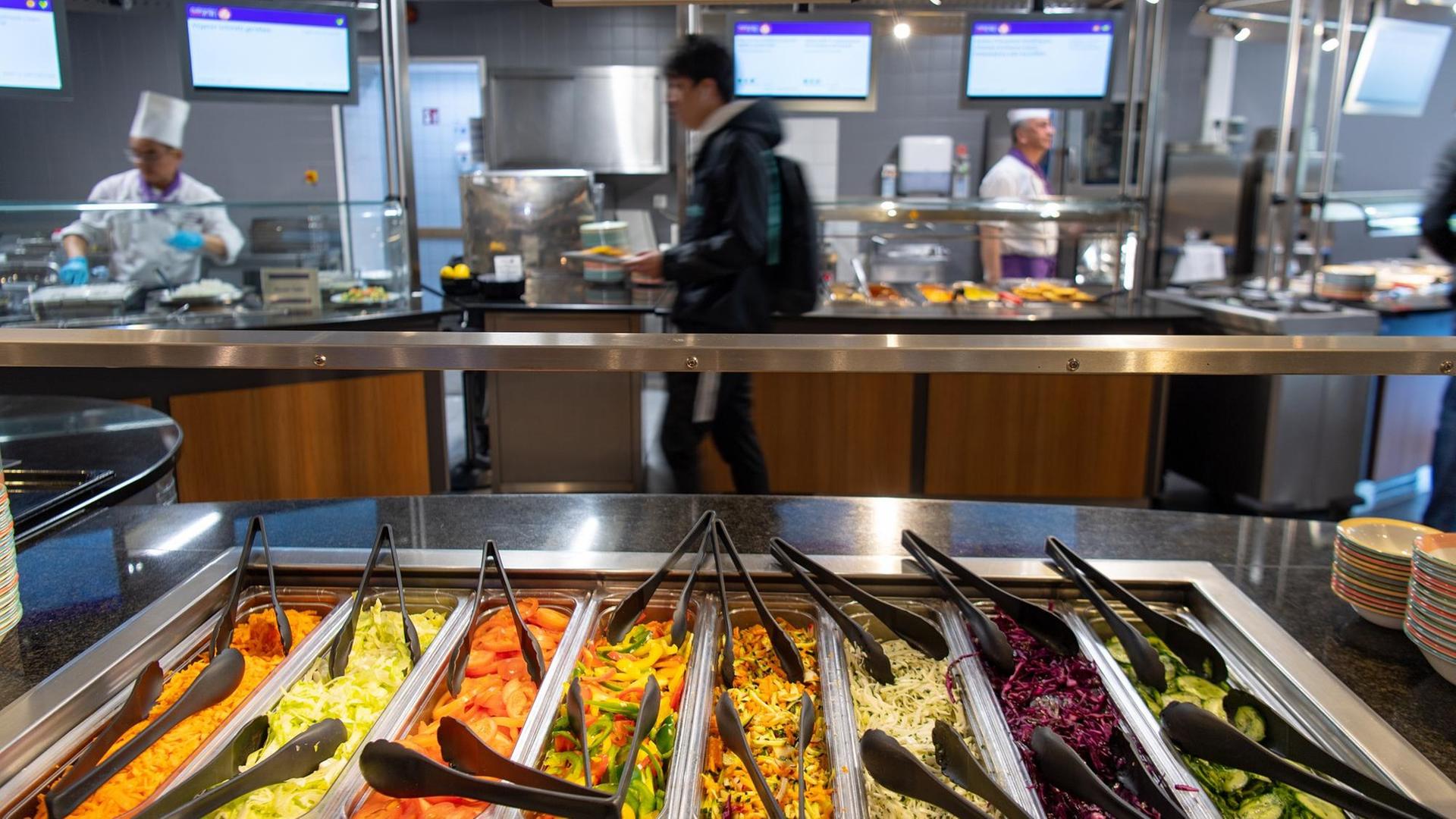 17.04.2019, Berlin: Ein Student geht an der Salatbar in der veganen Mensa auf dem Campus der Technischen Universität vorbei. Die erste rein vegane Mensa eröffnet offiziell am 23. April 2019. (zu ««Schmeckt trotzdem!» - Berlins erste vegane Mensa eröffnet») Foto: Monika Skolimowska/dpa-Zentralbild/dpa | Verwendung weltweit 17.04.2019, Berlin: Ein Student geht an der Salatbar in der veganen Mensa auf dem Campus der Technischen Universität vorbei. Die erste rein vegane Mensa eröffnet offiziell am 23. April 2019. (zu ««Schmeckt trotzdem!» - Berlins erste vegane Mensa eröffnet») Foto: Monika Skolimowska/dpa-Zentralbild/dpa | Verwendung weltweit