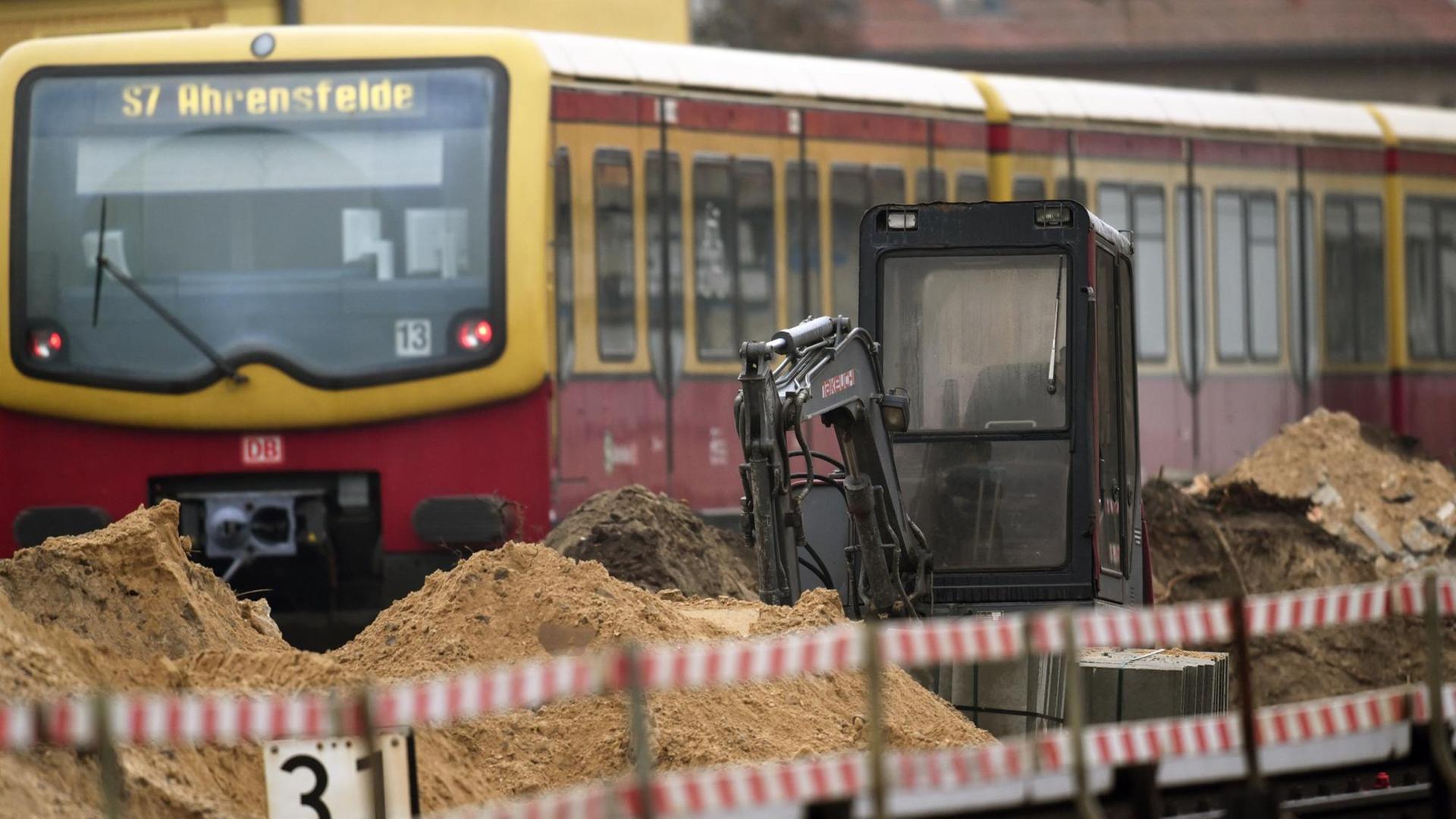 Eine S-Bahn fährt am 18.03.2016 in den Bahnhof Babelsberg bei Potsdam (Brandenburg) ein, im Vordergrund ist eine Gleisbaustelle zu sehen. Vom Freitagabend bis Montagmorgen verkehren auf der S7 zwischen Wannsee und Potsdam Hauptbahnhof wegen Gleisbauarbeiten nur Busse. Foto: Ralf Hirschberger/ZB Eine S-Bahn fährt am 18.03.2016 in den Bahnhof Babelsberg bei Potsdam (Brandenburg) ein, im Vordergrund ist eine Gleisbaustelle zu sehen. Vom Freitagabend bis Montagmorgen verkehren auf der S7 zwischen Wannsee und Potsdam Hauptbahnhof wegen Gleisbauarbeiten nur Busse. Foto: Ralf Hirschberger/ZB