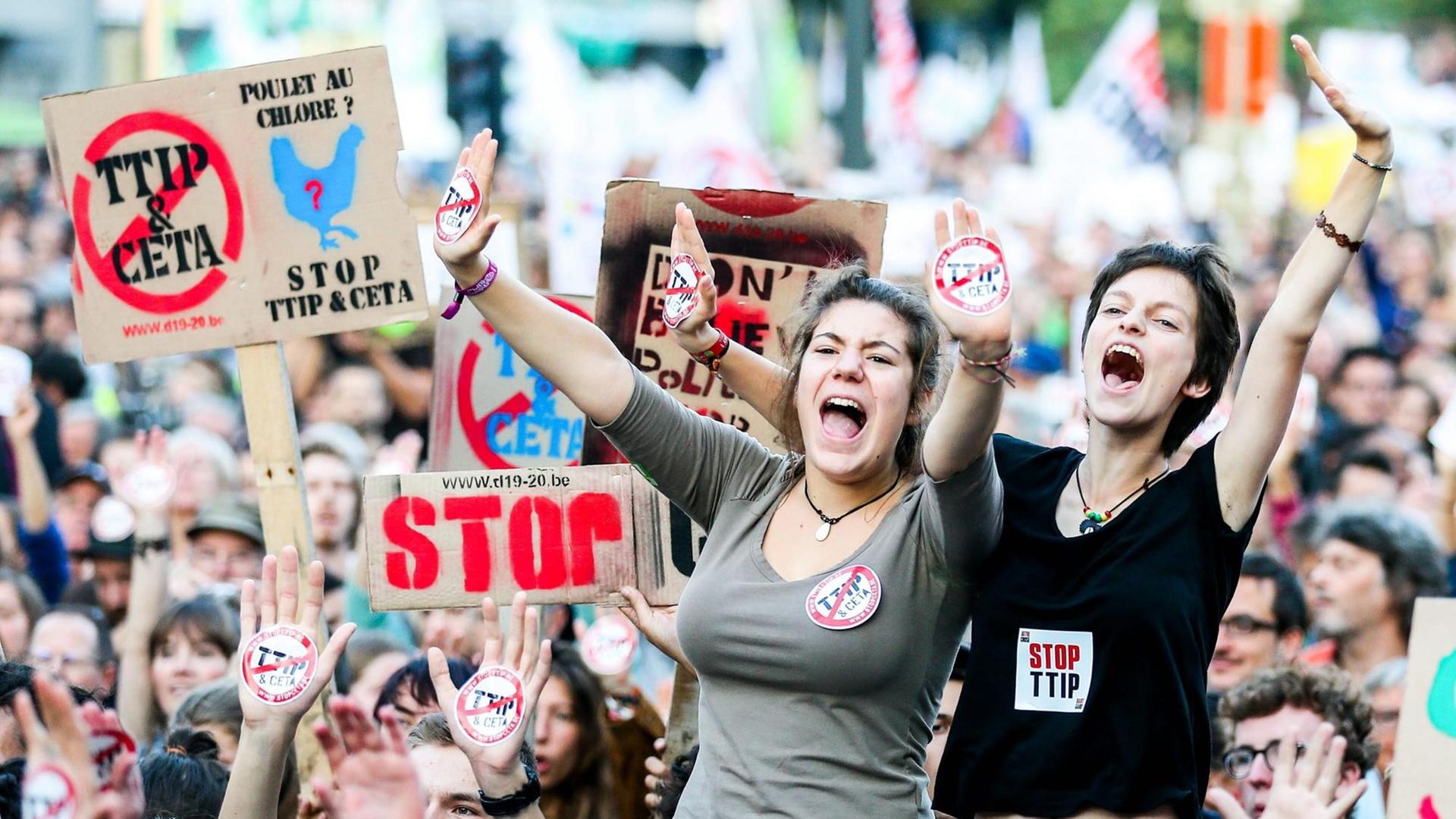 Die transatlantischen Freiahndelsabkommen CETA und TTIP stoßen auf großen Potest Die transatlantischen Freiahndelsabkommen CETA und TTIP stoßen auf großen Potest