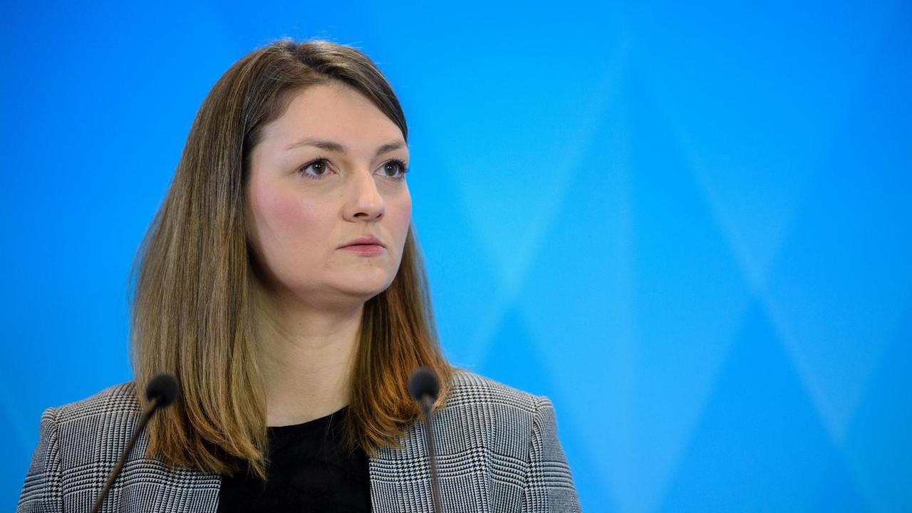 08.01.2019, Bayern, München: Judith Gerlach (CSU), Digitalministerin von Bayern, spricht auf der Pressekonferenz im Anschluss an eine Kabinettssitzung in der bayerischen Staatskanzlei. Schwerpunkt der Kabinettsberatungen war das Thema Datensicherheit und Datenschutz. Foto: Matthias Balk/dpa | Verwendung weltweit 08.01.2019, Bayern, München: Judith Gerlach (CSU), Digitalministerin von Bayern, spricht auf der Pressekonferenz im Anschluss an eine Kabinettssitzung in der bayerischen Staatskanzlei. Schwerpunkt der Kabinettsberatungen war das Thema Datensicherheit und Datenschutz. Foto: Matthias Balk/dpa | Verwendung weltweit