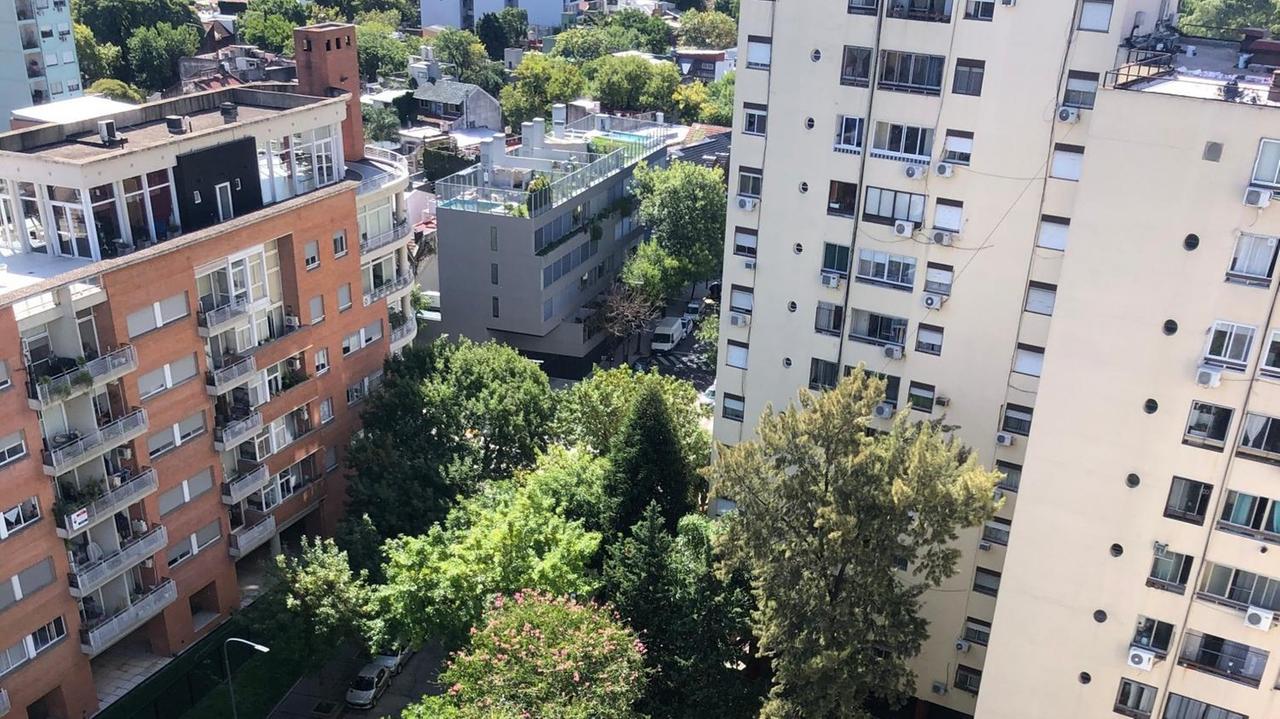 Blick von einem Hochhaus auf andere Hochhäuser, einen Parkplatz und Großstadtgrün. Blick von einem Hochhaus auf andere Hochhäuser, einen Parkplatz und Großstadtgrün.