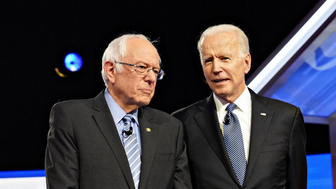 Senator Bernie Sanders (links) und der ehemalige Vizepräsident Joe Biden vor der TV-Debatte am 25.02.2020 in Charleston South Carolina. Senator Bernie Sanders (links) und der ehemalige Vizepräsident Joe Biden vor der TV-Debatte am 25.02.2020 in Charleston South Carolina.
