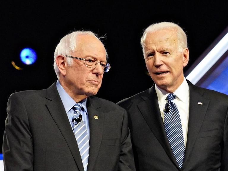 Senator Bernie Sanders (links) und der ehemalige Vizepräsident Joe Biden vor der TV-Debatte am 25.02.2020 in Charleston South Carolina.