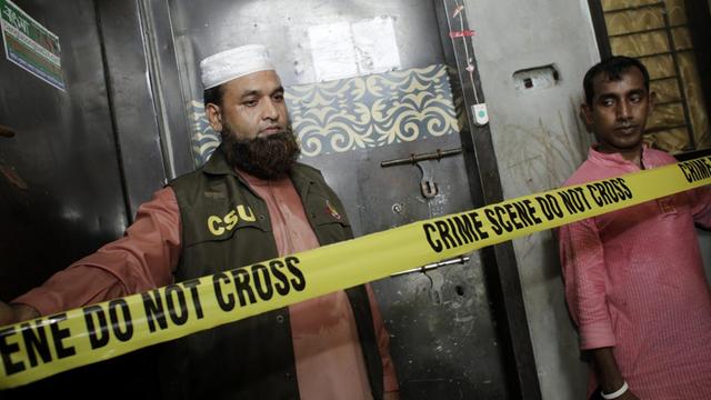 Ermittler schützen den Tatort in Dhaka, an dem der religionskritische Blogger Niloy Chakrabarty im August 2015 ermordet wurde.