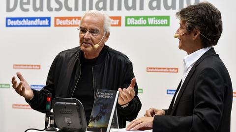 Bodo Kirchhoff (links) auf der Buchmesse im Gespräch mit Lesart-Moderator Joachim Scholl