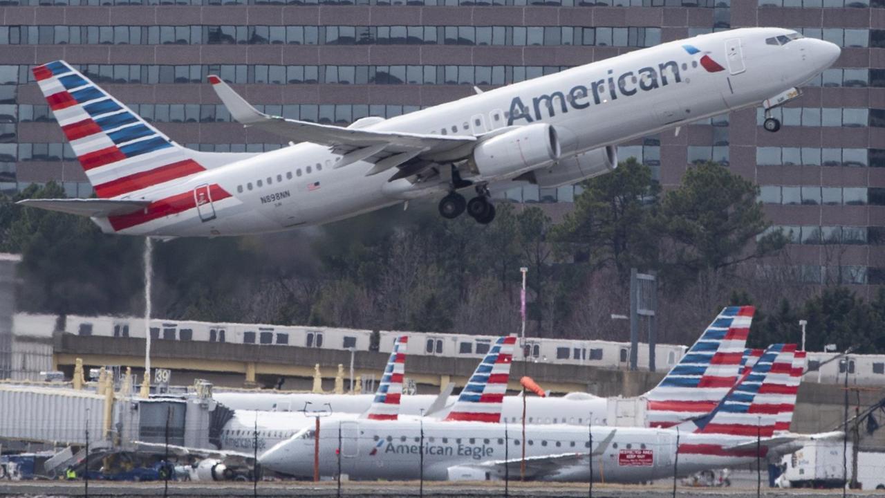 Boeing 737 von American Airlines startet vom Flughafen Washington, im Hintergrund das Lockheed-Martin-Gebäude. Boeing 737 von American Airlines startet vom Flughafen Washington, im Hintergrund das Lockheed-Martin-Gebäude.