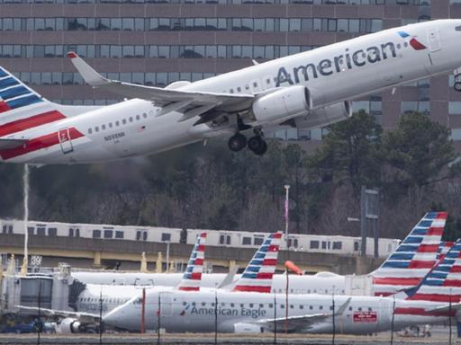 Boeing 737 von American Airlines startet vom Flughafen Washington, im Hintergrund das Lockheed-Martin-Gebäude.