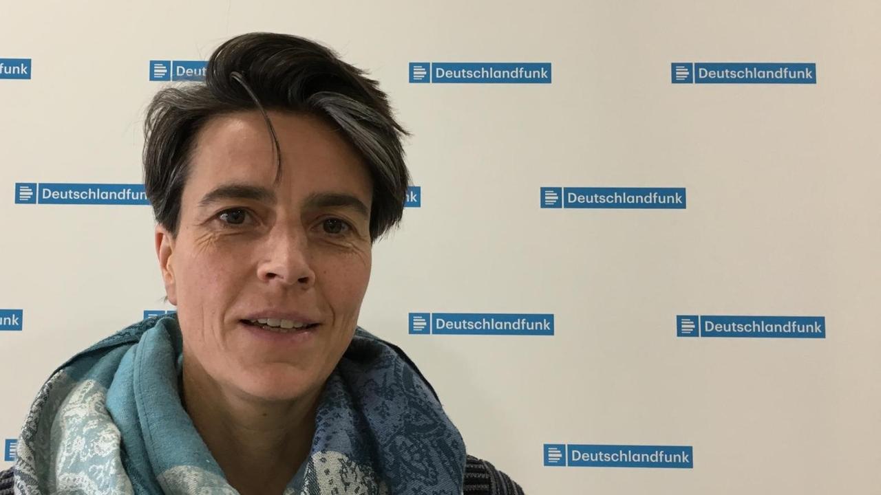 Meike Schröer ist Sportwissenschaftlerin an der Deutschen Sporthochschule Köln. Seit 2009 berät sie im Feld "Sexualisierte Gewalt" deutschlandweit Sportorganisationen auf allen Hierarchieebenen.