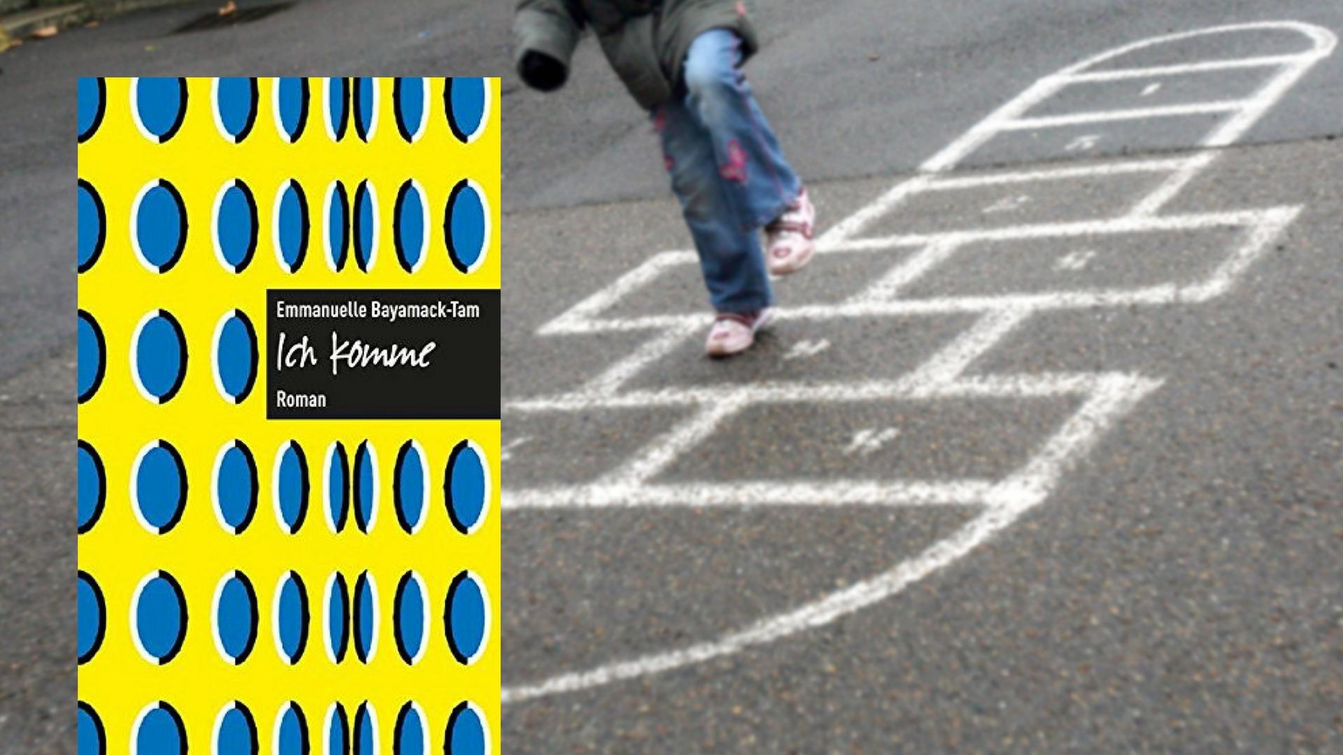 Buchcover von Emmanuelle Bayamack-Tams "Ich komme". Im Hintergrund: Ein Kind spielt auf einem Schulhof.
