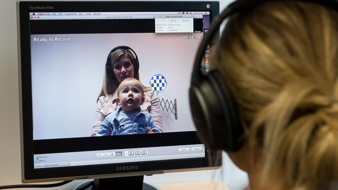 Baby Henri sitzt mit seiner Mutter im Sprachlabor der Universität in Konstanz. Baby Henri sitzt mit seiner Mutter im Sprachlabor der Universität in Konstanz.