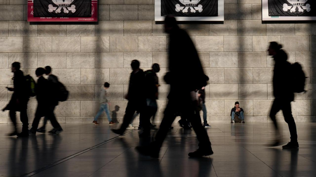 Besucher gehen in der Glashalle an Logos des 35. Chaos Communication Congress (35c3) in der Messe Leipzig vorbei. Besucher gehen in der Glashalle an Logos des 35. Chaos Communication Congress (35c3) in der Messe Leipzig vorbei.