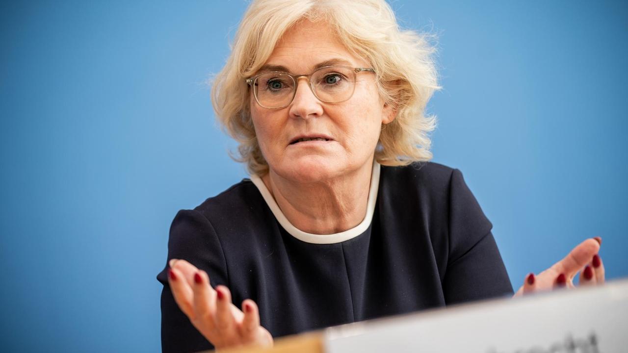 Christine Lambrecht (SPD), Bundesjustizministerin, spricht bei einer Pressekonferenz. Christine Lambrecht (SPD), Bundesjustizministerin, spricht bei einer Pressekonferenz.