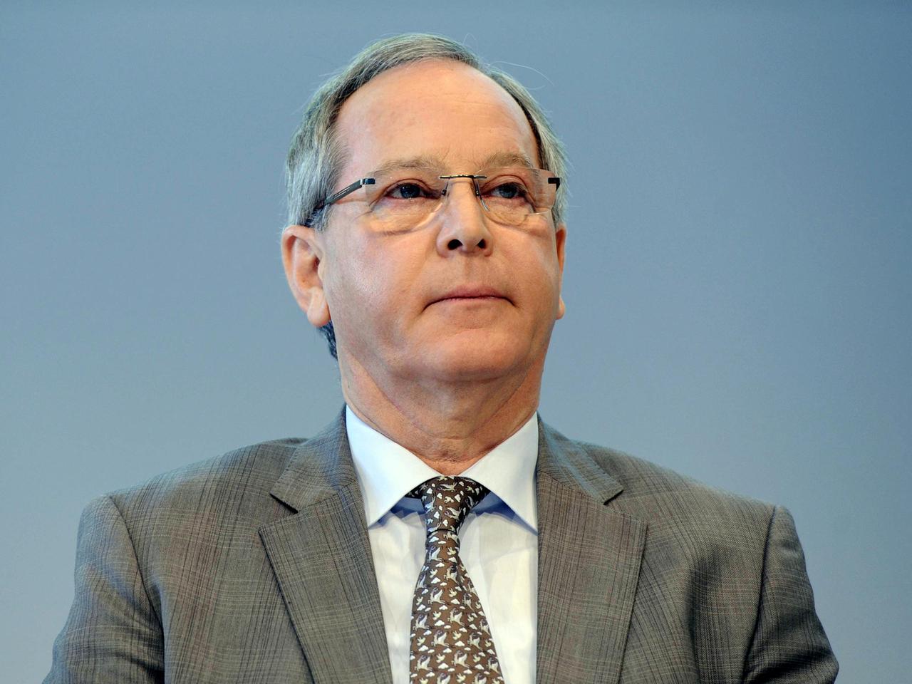 Ehemaliger ADAC-Präsident Peter Meyer während einer Pressekonferenz in Bonn. Ehemaliger ADAC-Präsident Peter Meyer während einer Pressekonferenz in Bonn.