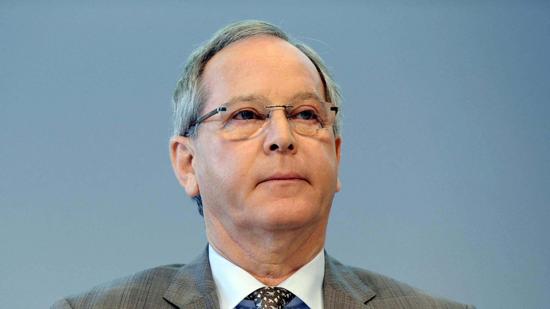 ADAC-Präsident Peter Meyer während einer Pressekonferenz in Bonn