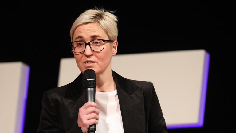 Susanne Hennig-Wellsow (Die Linke), Landtags-Fraktionsvorsitzende und Thüringens Landesvorsitzende der Partei, spricht auf dem Landesparteitag der Linken im Kultur- und Kongresszentrum in Gera