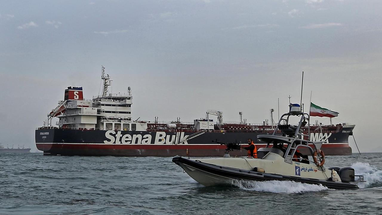 Iranische Revolutionsgarden patrouillieren in der Straße von Hormus um den britischen Tanker Stena Impero Iranische Revolutionsgarden patrouillieren in der Straße von Hormus um den britischen Tanker Stena Impero