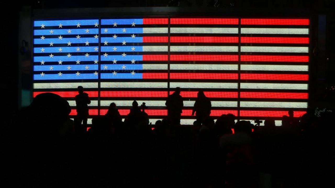 Am New Yorker Times Square leuchtet eine amerikanische Flagge in der Nacht. Am New Yorker Times Square leuchtet eine amerikanische Flagge in der Nacht.