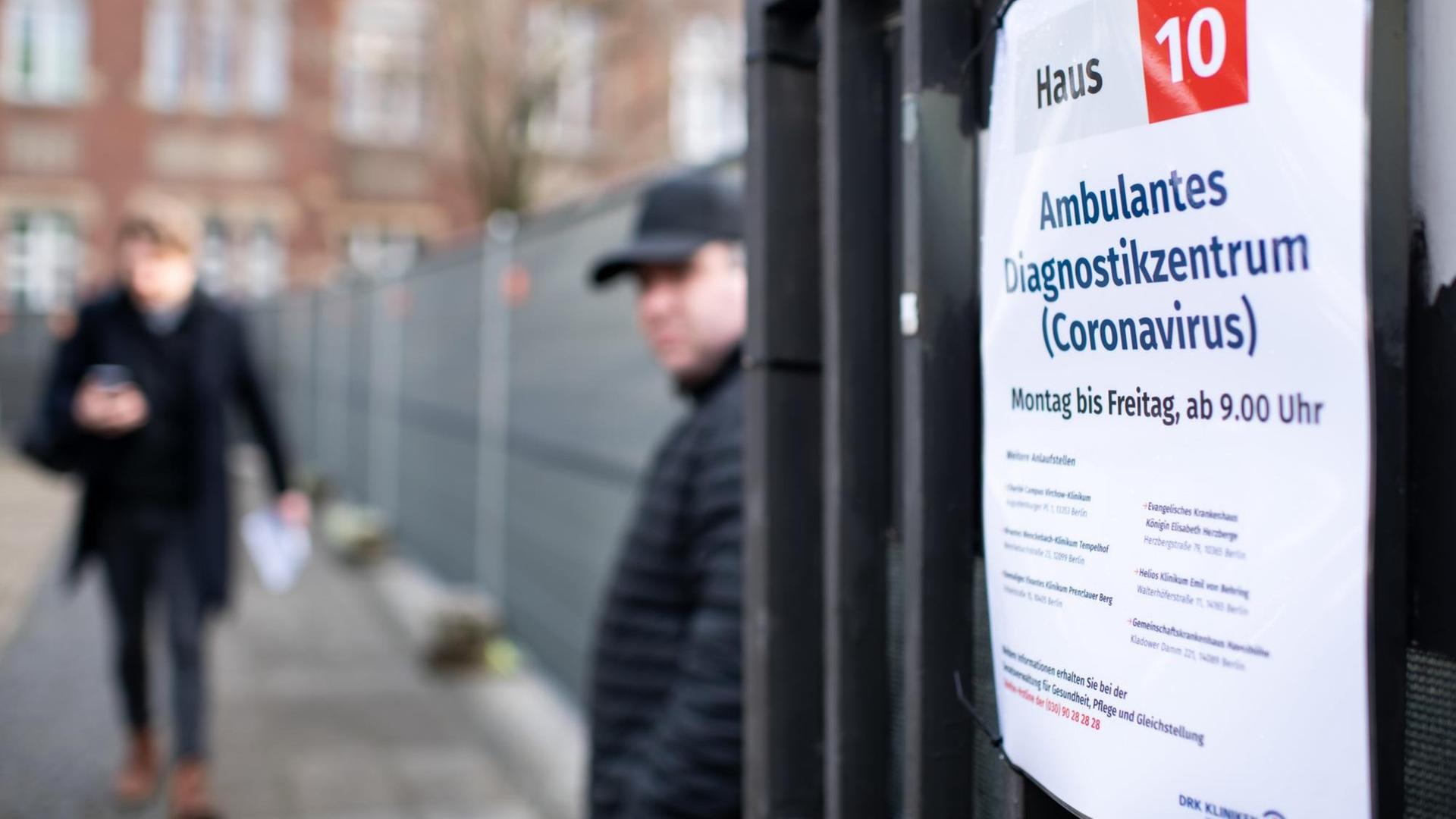 11.03.2020, Berlin: Ein Wachmann steht am Eingang der Coronavirus-Untersuchungsstelle im ehemaligen Tropen-Institut der DRK Kliniken Berlin Westend. In den neuen Untersuchungsstellen an verschiedenen Berliner Krankenhäusern sollen begründete Verdachtsfälle beraten und abgeklärt werden. Als Verdachtsfall gilt, wer Krankheits-Symptome zeigt, Kontakt zu einem bestätigten Fall hatte oder in einem Risikogebiet gewesen ist. Foto: Bernd von Jutrczenka/dpa | Verwendung weltweit 11.03.2020, Berlin: Ein Wachmann steht am Eingang der Coronavirus-Untersuchungsstelle im ehemaligen Tropen-Institut der DRK Kliniken Berlin Westend. In den neuen Untersuchungsstellen an verschiedenen Berliner Krankenhäusern sollen begründete Verdachtsfälle beraten und abgeklärt werden. Als Verdachtsfall gilt, wer Krankheits-Symptome zeigt, Kontakt zu einem bestätigten Fall hatte oder in einem Risikogebiet gewesen ist. Foto: Bernd von Jutrczenka/dpa | Verwendung weltweit