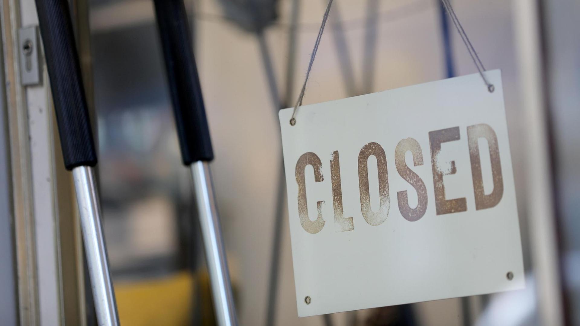 Das Schild «Closed» (Geschlossen) hängt an der Tür eines Geschäftes. Das Schild «Closed» (Geschlossen) hängt an der Tür eines Geschäftes.