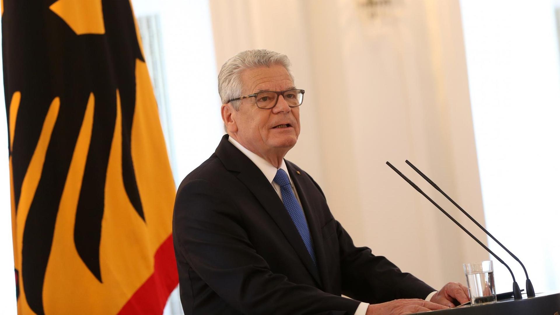 Bundespräsident Joachim Gauck bei seiner Pressekonferenz im Schloss Bellevue. Bundespräsident Joachim Gauck bei seiner Pressekonferenz im Schloss Bellevue.