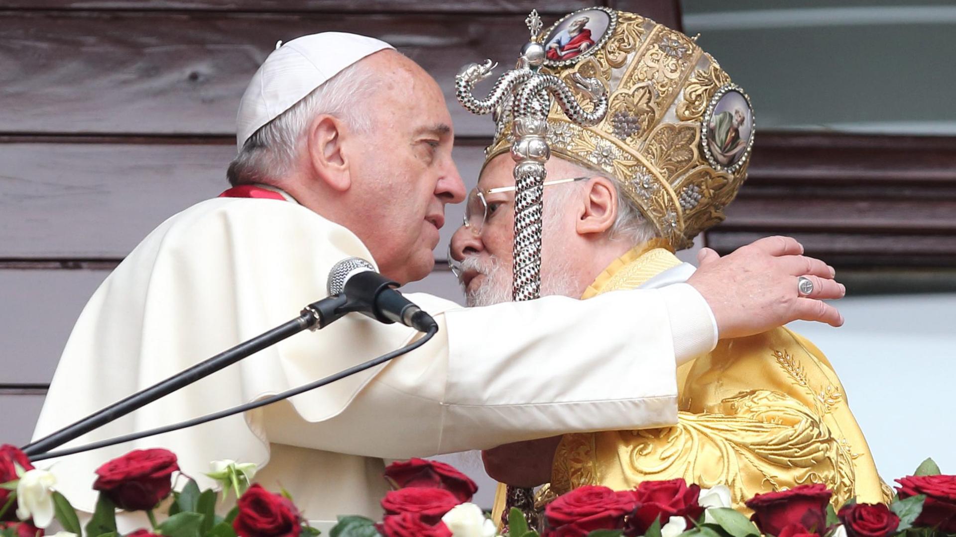 Papst Franziskus und der orthodoxe Patriarch Bartholomäus umarmen sich nach einer gemeinsamen Messe Papst Franziskus und der orthodoxe Patriarch Bartholomäus umarmen sich nach einer gemeinsamen Messe