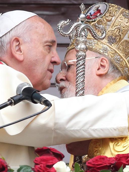 Papst Franziskus und der orthodoxe Patriarch Bartholomäus umarmen sich nach einer gemeinsamen Messe